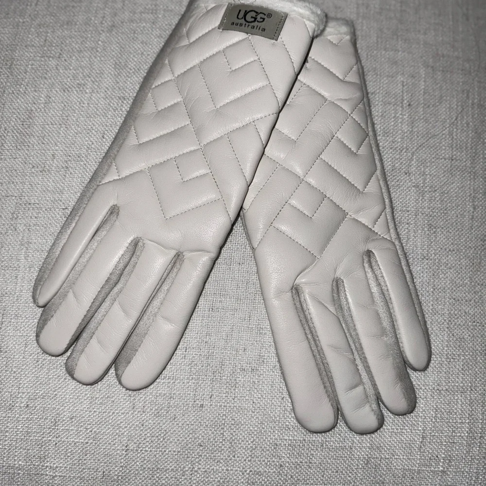 UGG Women's White Quilted Leather Gloves